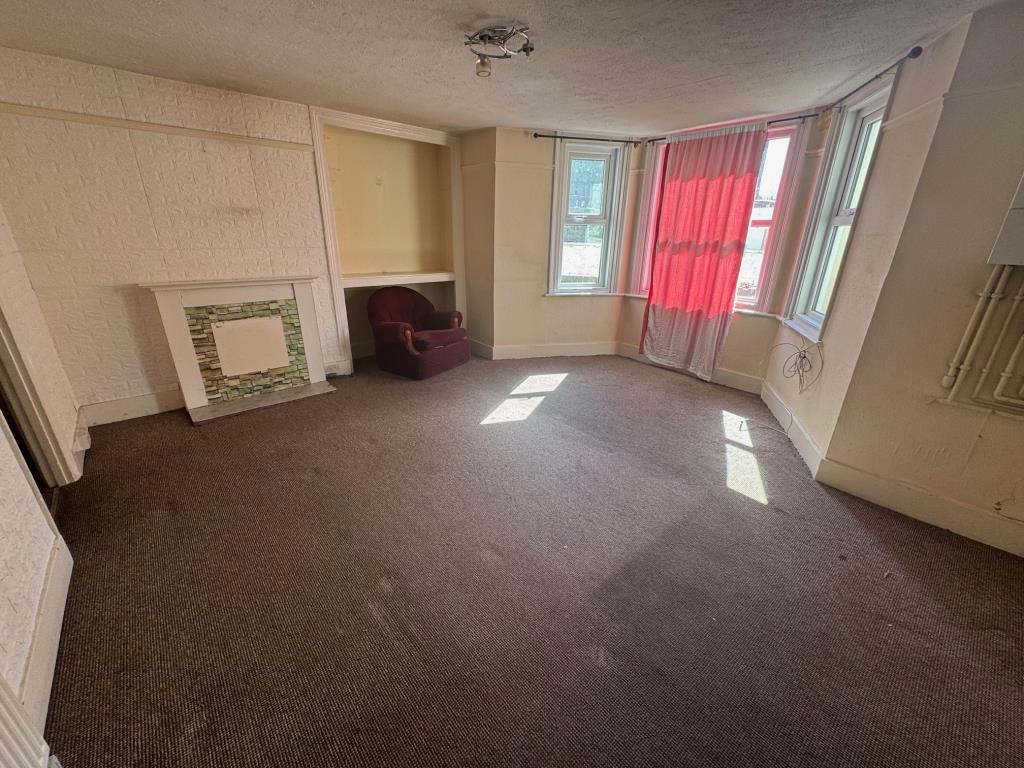 Lot: 132 - FREEHOLD BLOCK OF FOUR FLATS - Lower ground floor flat - living room